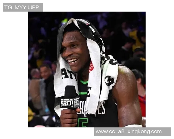 爱德华兹首节表现出色7投5中斩获12分并贡献1次抢断