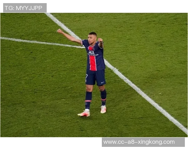 皇马球迷高举横幅抗议主席弗洛伦蒂诺接连失利引发的不满情绪 皇马球迷高举横幅抗议主席弗洛伦蒂诺接连失利引发的不满情绪